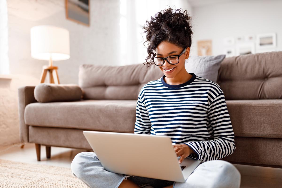 a woman uses online resources and job listings to start her job search in the mental health field