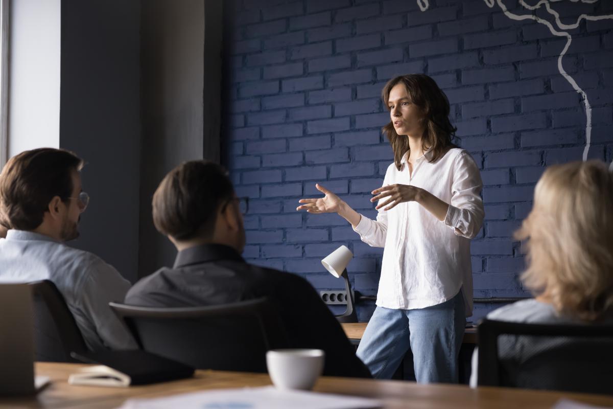 a prospective employee delivers a good elevator pitch during her job interview