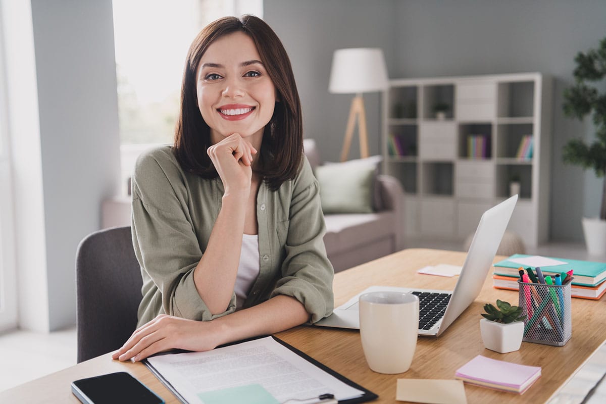 a woman formats her resume correctly before sending it out