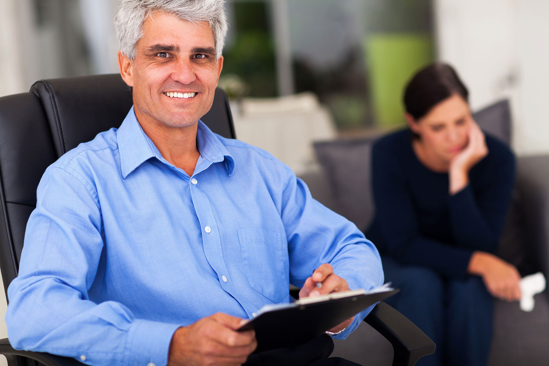 a psychotherapist leads a therapy group